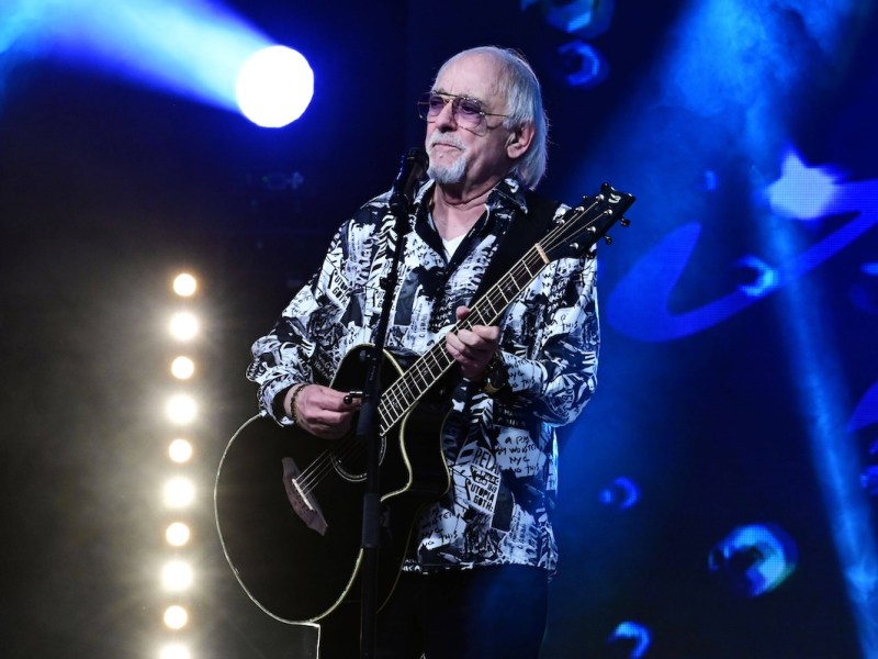 Karl-Heinz Ulrich von den Amigos live bei einem Konzert der Die Amigos & Daniela Alfinito F¸r unsere Freunde Tour 2023 in der Messe- und Veranstaltungshalle. Lˆbau, 17.11.2023 *** Karl Heinz Ulrich from Die Amigos live at a concert by Die Amigos Daniela Alfinito F¸r unsere Freunde Tour 2023 at the Lˆbau Exhibition and Event Hall, 17 11 2023 Foto:xM.xWehnertx/xFuturexImagex amigos_3140