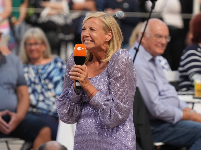 Entertainment Themen der Woche KW34 Entertainment Bilder des Tages ZDF - Fernsehgarten Andrea Kiewel in der Unterhaltungsshow ZDF Fernsehgarten am 27.08.2023 in Mainz. Mainz ZDF Fernsehgarten Rheinland-Pfalz *** ZDF Fernsehgarten Andrea Kiewel in the entertainment show ZDF Fernsehgarten on 27 08 2023 in Mainz Mainz ZDF Fernsehgarten Rheinland Pfalz