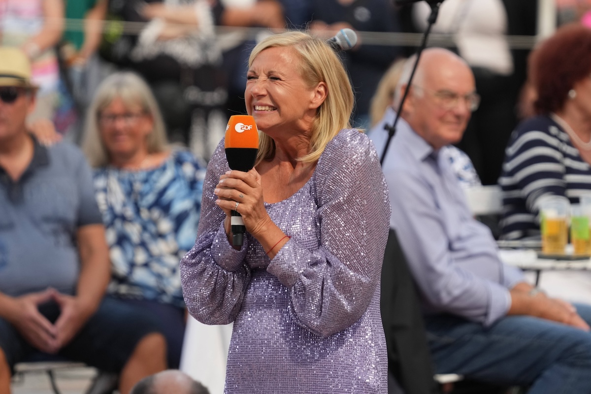 Entertainment Themen der Woche KW34 Entertainment Bilder des Tages ZDF - Fernsehgarten Andrea Kiewel in der Unterhaltungsshow ZDF Fernsehgarten am 27.08.2023 in Mainz. Mainz ZDF Fernsehgarten Rheinland-Pfalz *** ZDF Fernsehgarten Andrea Kiewel in the entertainment show ZDF Fernsehgarten on 27 08 2023 in Mainz Mainz ZDF Fernsehgarten Rheinland Pfalz