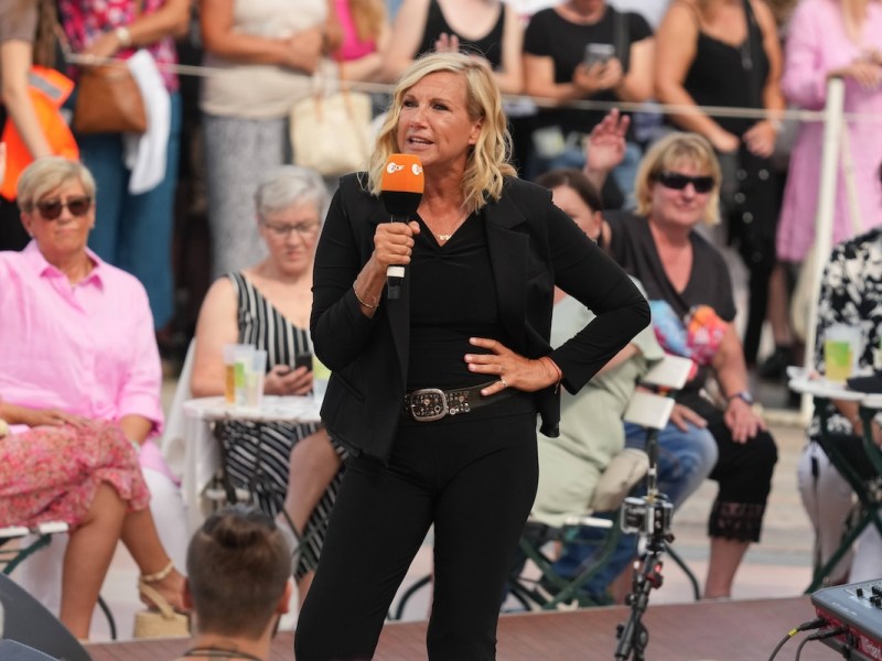 ZDF - Fernsehgarten Moderatorin Andrea Kiwi Kiewel in der Unterhaltungsshow ZDF Fernsehgarten am 03.09.2023 in Mainz. Mainz ZDF Fernsehgarten Rheinland-Pfalz *** ZDF Fernsehgarten host Andrea Kiwi Kiewel in the entertainment show ZDF Fernsehgarten on 03 09 2023 in Mainz Mainz ZDF Fernsehgarten Rhineland Palatinate