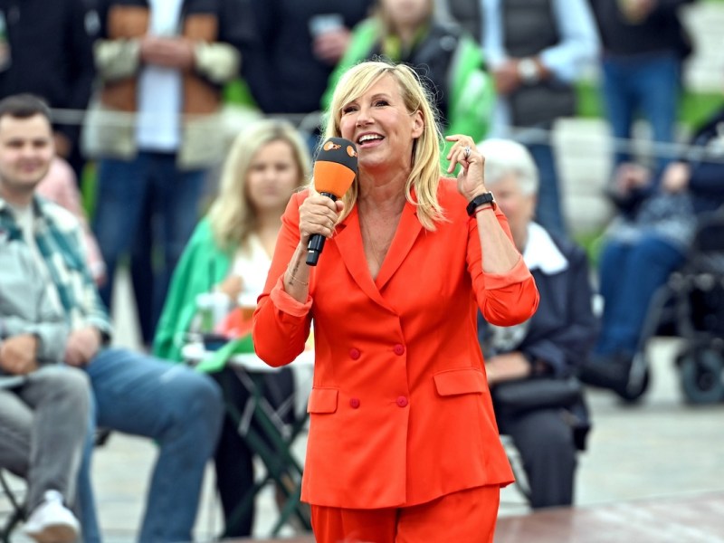 ZDF - Fernsehgarten. Moderatorin Andrea Kiwi Kiewel w‰hrend der ZDF - Unterhaltungsshow Fernsehgarten am 02.06.2024 in Mainz. 20240602MWI143037 *** ZDF Fernsehgarten presenter Andrea Kiwi Kiewel during the ZDF entertainment show Fernsehgarten on 02 06 2024 in Mainz 20240602MWI143037