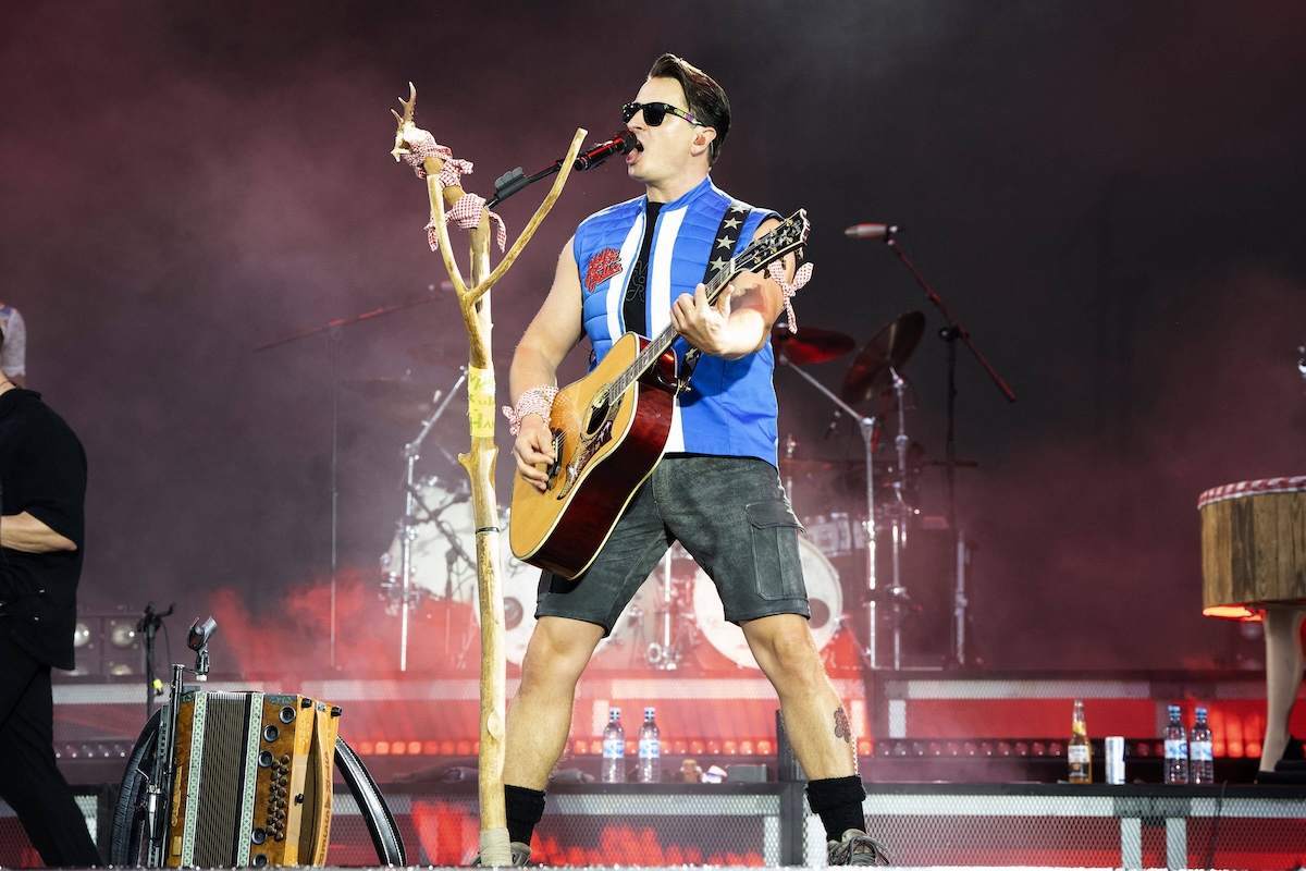 Andreas Gabalier live bei einem Konzert seiner Der Dirndl-Wahnsinn geht weiter Open Air Tour im Rudolf-Harbig-Stadion. Desden, 01.06.2024 *** Andreas Gabalier live at a concert of his Der Dirndl Wahnsinn geht weiter Open Air Tour at Rudolf Harbig Stadium Desden, 01 06 2024 Foto:xA.xRaemyx/xFuturexImagex gabalier_4610