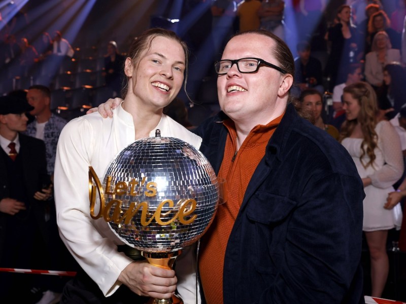 S‰nger Gabriel Kelly und sein Vater Angelo Kelly posieren im Finale der 17. Staffel der RTL-Tanzshow Let s Dance im Coloneum. Kˆln, 24.05.2024 NRW Deutschland *** Singer Gabriel Kelly and his father Angelo Kelly pose in the final of the 17th season of the RTL dance show Let s Dance at the Coloneum Cologne, 24 05 2024 NRW Germany Copyright: xChristophxHardtx