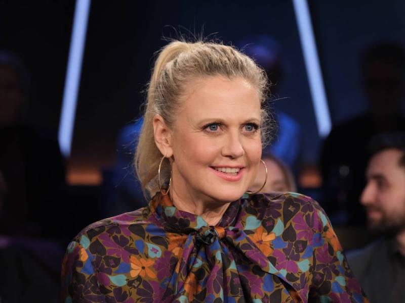 Barbara Schˆneberger moderiert die NDR Talk Show, Fototermin am 26.1.2024 im Fernsehstudio Hamburg Lokstedt *** Barbara Schˆneberger hosts the NDR Talk Show, photo session on 26 1 2024 in the Hamburg Lokstedt TV studio