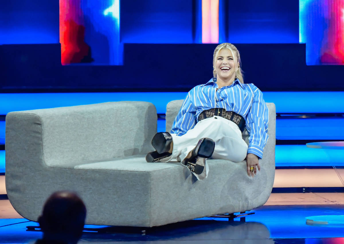 27.03.2024, xlakx, Entertainment Musik, Die Beatrice Egli Show emspor, v.l. Die Moderatorin Beatrice Egli sitzend auf dem Sofa bei der Aufzeichnung der √£Beatrice Egli Show√í in Berlin-Adlershof auf der Buehne. Berlin Adlershof *** 27 03 2024, xlakx, Entertainment Music, The Beatrice Egli Show emspor, v l The presenter Beatrice Egli sitting on the sofa at the recording of the √íBeatrice Egli Show√ì in Berlin Adlershof on stage Berlin Adlershof