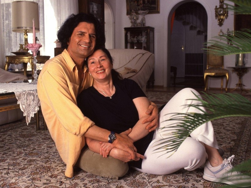 Costa Cordalis, der S‰nger mit seiner Ehefrau Ingrid zuhause in Oberkirch im Schwarzwald, Material von 1999 PUBLICATIONxINxGERxSUIxAUTxONLY