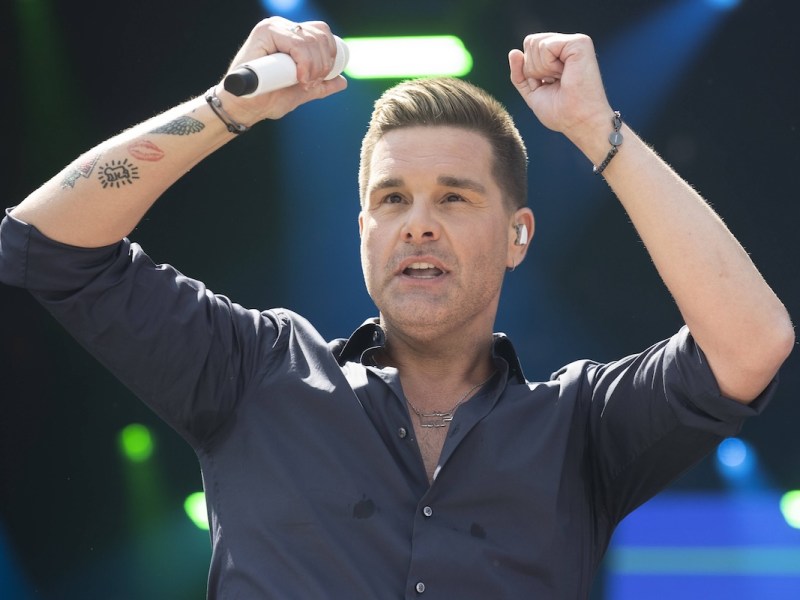 Schlagerinsel Unterhaltung: Schlagerinsel am 03.07.2022 Hildesheim Niedersachsen. Eloy de Jong steht in Hildesheim auf der B¸hne Hildesheim Volksfestplatz Niedersachsen Deutschland *** Schlagerinsel entertainment Schlagerinsel on 03 07 2022 Hildesheim Lower Saxony Eloy de Jong is on stage in Hildesheim Hildesheim Volksfestplatz Lower Saxony Germany Copyright: xMarcoxSteinbrenner/Kirchner-Mediax