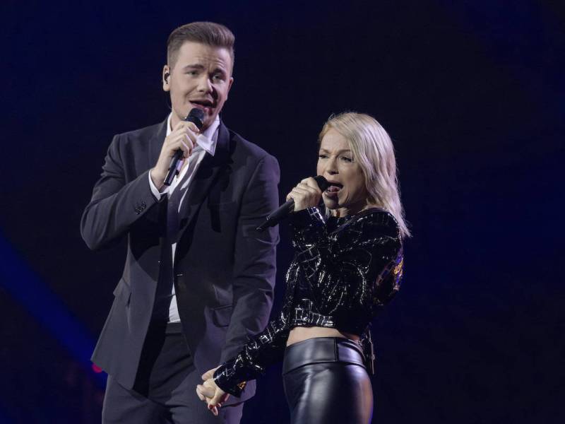 Auftritt von S‰nger Eric Philippi und Michelle in der TV-Show Schlager Champions - Das groﬂe Fest der Besten, pr‰sentiert von Moderator und S‰nger Florian Silbereisen live aus dem Velodrom Berlin. *** Performance by singer Eric Philippi and Michelle in the TV show Schlager Champions Das groﬂe Fest der Besten, presented live from the Velodrom Berlin by presenter and singer Florian Silbereisen