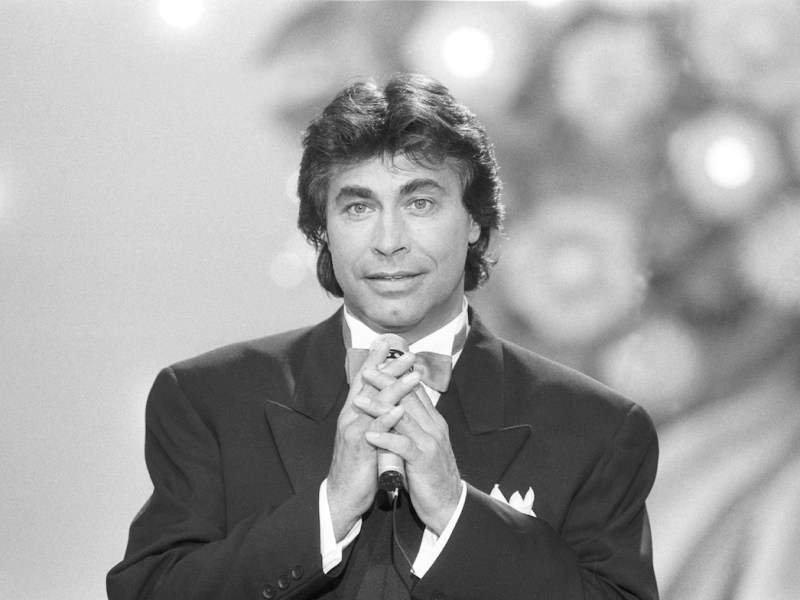 Bildnummer: 56730861 Datum: 01.05.1990 Copyright: imago/teutopress Roy Black (S‰nger) 05/90 ru Roy Black im Mai 1990 bei Das groﬂe Schlagerfestival Deutschland deutsch Deutscher Mann Schlagers‰nger Schlagermusik Schlager Gesang Musiker Musik german singer dunkelhaarig kurzhaarig festlich seriˆs elegant Anzug Smoking Fliege hoch halb stehend singend Mikrofon haltend sw Gerhard Hˆllerich People xdp x0x 1990 quer 56730861 Date 01 05 1990 Copyright Imago teutopress Roy Black Singer 05 90 RU Roy Black in May 1990 at the Size Schlager Festival Germany German German Man Pop singer Pop music Schlager Singing Musician Music German Singer dark haired short festive seriously elegant Suit Smoking Fly vertical half standing singing Microphone holding black and white Gerhard Rich hell Celebrities XDP x0x 1990 horizontal