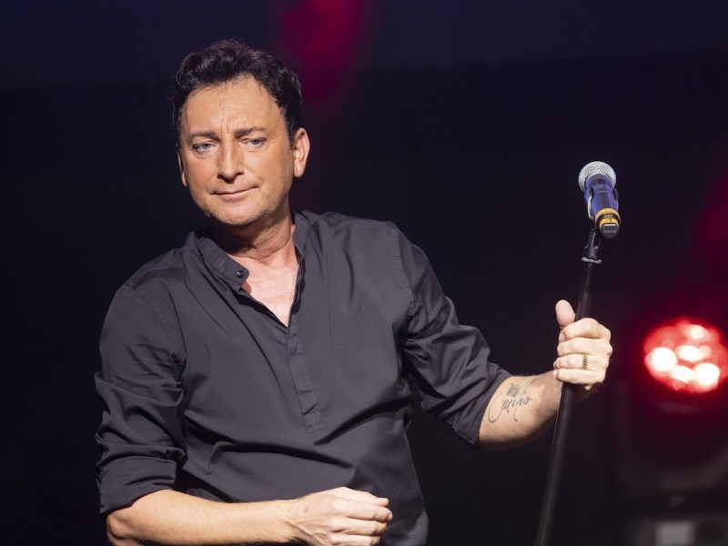 S‰nger Fredi Malinowski alias Freddy M‰rz vom deutschen Schlager-Duo Fantasy w‰hrend eines Auftritts mit dem Best-of-Programm live in der Bˆrse Coswig. *** Singer Fredi Malinowski alias Freddy M‰rz from the German Schlager Duo Fantasy during a performance with the Best of program live in the stock exchange Coswig