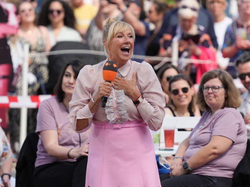 Entertainment Bilder des Tages ZDF - Fernsehgarten. Moderatorin Andrea Kiwi Kiewel in der Unterhaltungsshow ZDF Fernsehgarten am 09.06.2024 in Mainz. Mainz ZDF - Fernsehgarten Rheinland-Pfalz *** ZDF Fernsehgarten presenter Andrea Kiwi Kiewel in the entertainment show ZDF Fernsehgarten on 09 06 2024 in Mainz Mainz ZDF Fernsehgarten Rheinland Pfalz