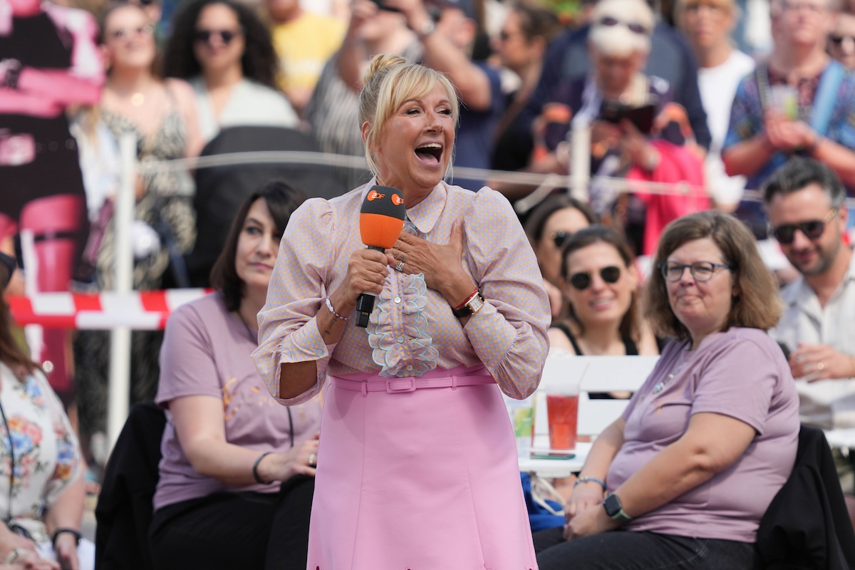 Entertainment Bilder des Tages ZDF - Fernsehgarten. Moderatorin Andrea Kiwi Kiewel in der Unterhaltungsshow ZDF Fernsehgarten am 09.06.2024 in Mainz. Mainz ZDF - Fernsehgarten Rheinland-Pfalz *** ZDF Fernsehgarten presenter Andrea Kiwi Kiewel in the entertainment show ZDF Fernsehgarten on 09 06 2024 in Mainz Mainz ZDF Fernsehgarten Rheinland Pfalz