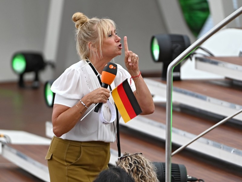 ZDF - Fernsehgarten. Moderatorin Andrea Kiwi Kiewel w‰hrend der ZDF - Unterhaltungsshow Fernsehgarten am 30.06.2024 in Mainz. 20240630MWI147876 *** ZDF Fernsehgarten presenter Andrea Kiwi Kiewel during the ZDF entertainment show Fernsehgarten on 30 06 2024 in Mainz 20240630MWI147876