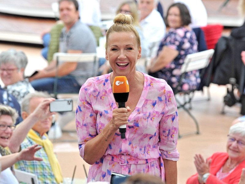 ZDF - Fernsehgarten. Moderatorin Andrea Kiwi Kiewel w‰hrend der ZDF - Unterhaltungsshow Fernsehgarten am 05.06.2022 in Mainz. 20220605MWI19016 *** ZDF Fernsehgarten host Andrea Kiwi Kiewel during the ZDF entertainment show Fernsehgarten on 05 06 2022 in Mainz 20220605MWI19016