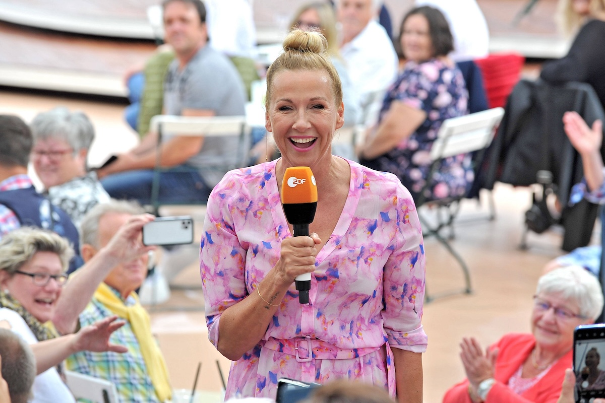 ZDF - Fernsehgarten. Moderatorin Andrea Kiwi Kiewel w‰hrend der ZDF - Unterhaltungsshow Fernsehgarten am 05.06.2022 in Mainz. 20220605MWI19016 *** ZDF Fernsehgarten host Andrea Kiwi Kiewel during the ZDF entertainment show Fernsehgarten on 05 06 2022 in Mainz 20220605MWI19016