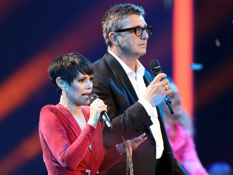 Francine Jordi und Hans Sigl - Die grosse Silvester Show 2022 Francine Jordi und Hans Sigl. Moderatoren der Silvester Show 2022. TV-Aufzeichnung vom 18.11.2022 in der Baden-Arena, Messe Offenburg, Deutschland. Ausstrahlung der Sendung am 31.12.2022 auf ARD, ORF und SRF. *** Francine Jordi and Hans Sigl The great New Years Eve Show 2022 Francine Jordi and Hans Sigl hosts of the New Years Eve Show 2022 TV recording of 18 11 2022 in the Baden Arena, Offenburg Fair, Germany broadcast of the show on 31 12 2022 on ARD, ORF and SRF