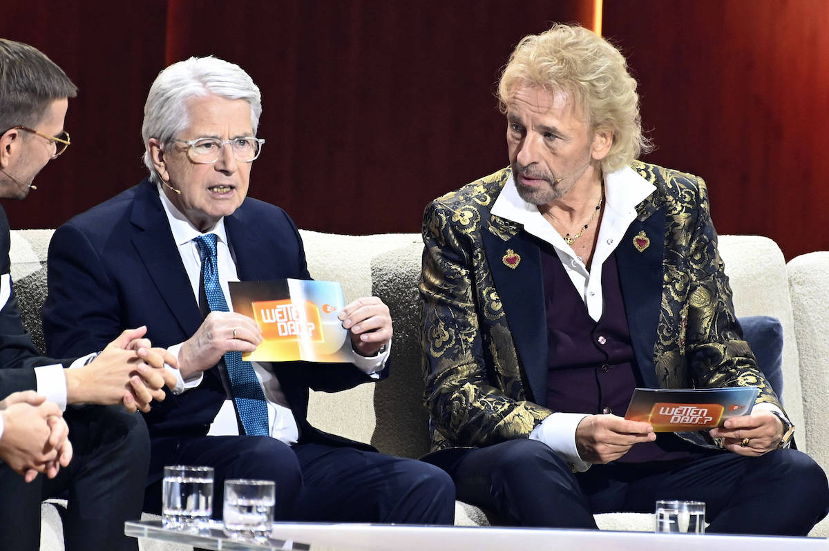 Frank Elstner und Thomas Gottschalk in der ZDF-Unterhaltungsshow Wetten, dass.. live aus der Messehalle. N¸rnberg, 06.11.2021 *** Frank Elstner and Thomas Gottschalk in the ZDF entertainment show Wetten, dass live from the exhibition hall in Nuremberg, 06 11 2021 Foto:xF.xKernx/xFuturexImage