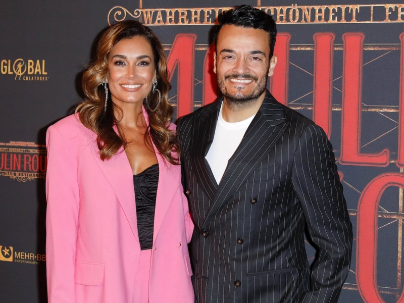 Jana Ina Zarrella mit Ehemann Giovanni Zarrella bei der Premiere des Musicals Moulin Rouge im Musical Dome. Kˆln, 06.11.2022 *** Jana Ina Zarrella with husband Giovanni Zarrella at the premiere of the musical Moulin Rouge at the Musical Dome Cologne, 06 11 2022 Foto:xR.xSchmiegeltx/xFuturexImage
