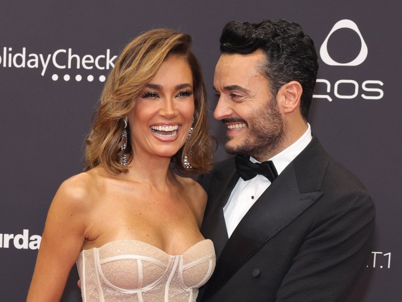 BAMBI-Verleihung 2023 in M¸nchen Giovanni Zarrella mit Ehefrau Jana Ina auf dem roten Teppich. Verleihung des Bambi 2023 am 16.11.2023 in den Bavaria Filmstudios M¸nchen. Bayern, Deutschland. *** BAMBI Award 2023 in Munich Giovanni Zarrella with wife Jana Ina on the red carpet Bambi 2023 Award Ceremony on 16 11 2023 at the Bavaria Filmstudios Munich Bavaria, Germany