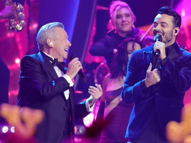 Giovanni Zarrella pr‰sentiert: 50 Jahre Roland Kaiser Roland Kaiser und Giovanni Zarrella. Samstags-Show Giovanni Zarrella pr‰sentiert: 50 Jahre Roland Kaiser. TV-Aufzeichnung vom 16.12.2023 in der Baden-Arena, Messe Offenburg-Ortenau. Baden-W¸rttemberg, Deutschland. Ausstrahlung der Sendung am 24.02.2024 im ZDF. *** Giovanni Zarrella presents 50 years of Roland Kaiser Roland Kaiser and Giovanni Zarrella Saturday show Giovanni Zarrella presents 50 years of Roland Kaiser TV recording from 16 12 2023 in the Baden Arena, Messe Offenburg Ortenau Baden W¸rttemberg, Germany Broadcast of the program on 24 02 2024 on ZDF