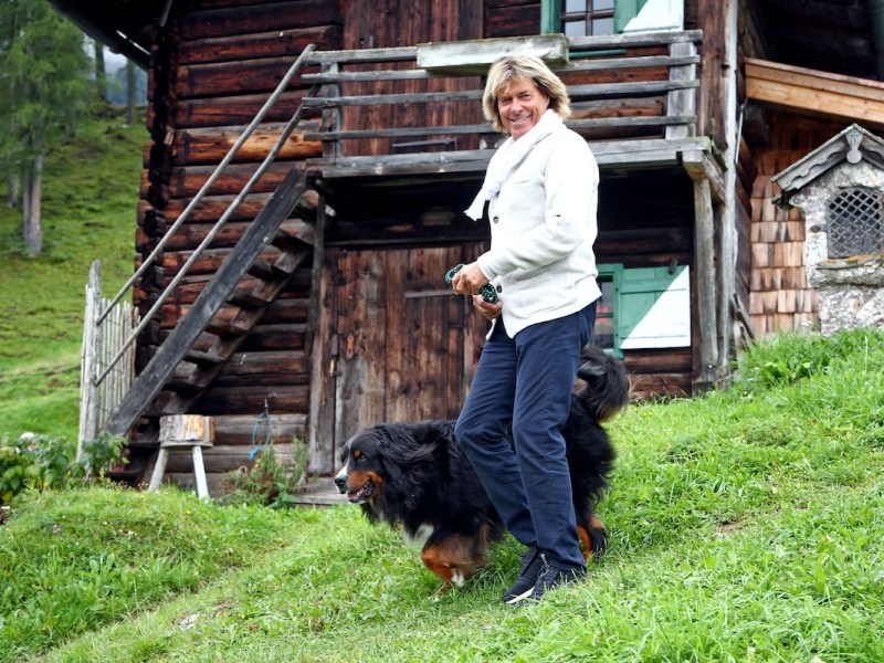 S‰nger Hansi Hinterseer. S‰nger Hansi Hinterseer mit seinem Berner Sennenhund w‰hrend eines Fototermins anl‰ﬂlich der Pr‰sentation seiner neuen CD Ich halt zu Dir am 21.08.2019 auf der Seidlalm in Kitzb¸hel. 20190821BOS0023 *** Singer Hansi Hinterseer Singer Hansi Hinterseer with his Bernese Mountain Dog during a photo session on the occasion of the presentation of his new CD Ich halt zu Dir am 21 08 2019 at the Seidlalm in Kitzb¸hel 20190821BOS0023