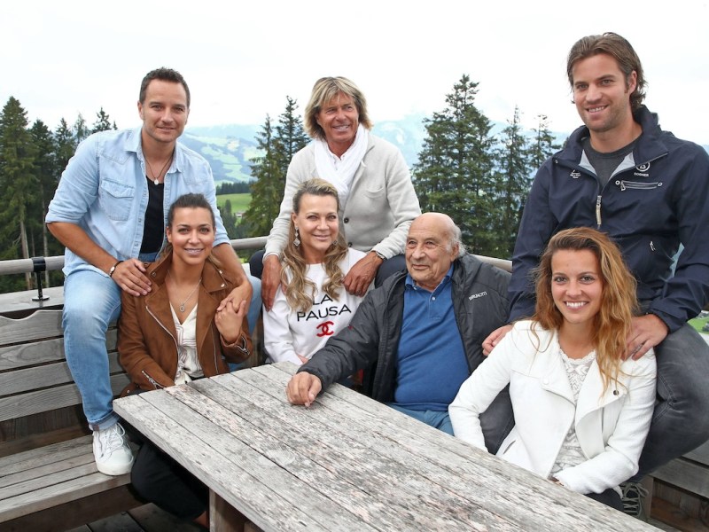 S‰nger Hansi Hinterseer. Timo Scheider und Freundin Jessica Hinterseer , Hansi Hintersehr mit seiner Ehefrau Romana , sein Schwiegervater Fabio und Laura Hinterseer und ihr Freund Maximilian Max Rieger w‰hrend eines Fototermins anl‰ﬂlich der Pr‰sentation der neuen CD von Hansi Hinterseer Ich halt zu Dir am 21.08.2019 auf der Seidlalm in Kitzb¸hel. 20190821BOS0073 *** Singer Hansi Hinterseer Timo Scheider and girlfriend Jessica Hinterseer , Hansi Hinterseer with his wife Romana , his father-in-law Fabio and Laura Hinterseer and her boyfriend Maximilian Max Rieger during a photo session on the occasion of the presentation of the new CD of Hansi Hinterseer Ich halt zu Dir am 21 08 2019 auf der Seidlalm in Kitzb¸hel 20190821BOS0073