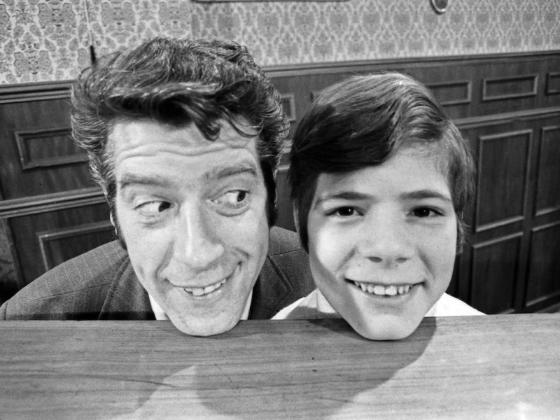 Zwei Niederl‰nder unter sich im deutschen Fernsehen: der Showmaster Rudi Carrell und Kinderstar S‰nger Heintje in Hamburg, Deutschland Anfang 1970er Jahre. Two Dutchmen meet at German TV: presenter Rudi Carrell and child star singer Heintje at Hamburg, Germany early 1970s. Copyright: Roba/SiegfriedxPilz UnitedArchives66214029