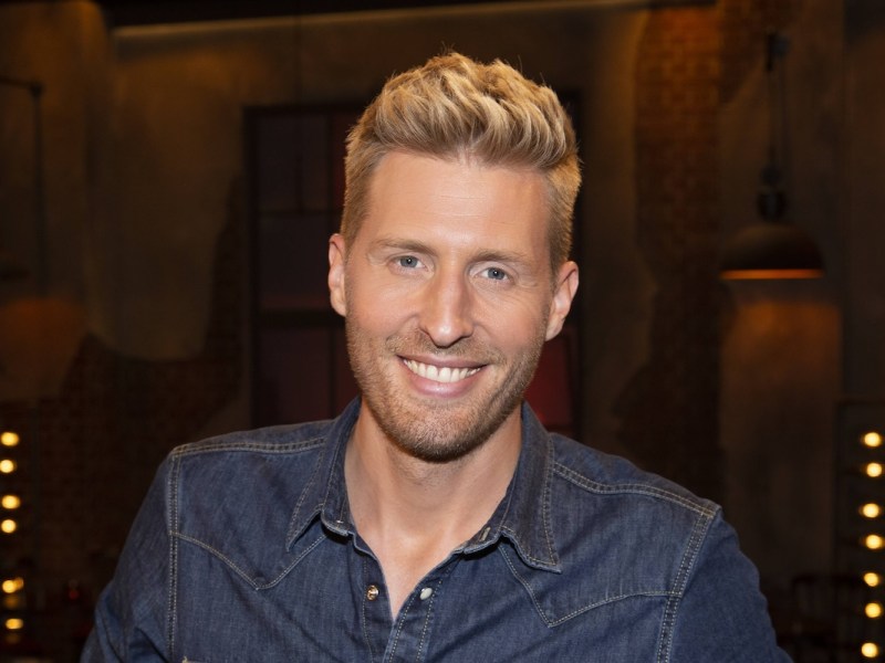 Maximilian ARLAND (mi.), Saenger Sänger, Schlager, Moderator, Entertainer. Portrait, Portraet Porträt, freundlich, Lachen. Blick in die Kamera. 