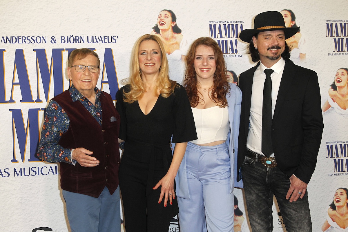 Hamburg Mamma Mia Musical Premiere, Hamburg, 12.04.2023 Eberhard Hertel, Stefanie Hertel, Johanna Mross und Lanny Lanner bei der Mamma Mia Musical Premiere am 12.04.2023 in Hamburg *** Hamburg Mamma Mia musical premiere, Hamburg, 12 04 2023 Eberhard Hertel, Stefanie Hertel, Johanna Mross and Lanny Lanner at the Mamma Mia musical premiere in Hamburg on 12 04 2023 Copyright: xEibner-Pressefotox EP_eer