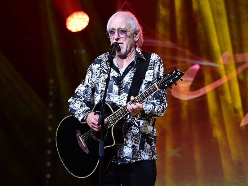 Karl-Heinz Ulrich von den Amigos live bei einem Konzert der Die Amigos & Daniela Alfinito F¸r unsere Freunde Tour 2023 in der Messe- und Veranstaltungshalle. Lˆbau, 17.11.2023 *** Karl Heinz Ulrich from Die Amigos live at a concert by Die Amigos Daniela Alfinito F¸r unsere Freunde Tour 2023 at the Lˆbau Exhibition and Event Hall, 17 11 2023 Foto:xM.xWehnertx/xFuturexImagex amigos_3142