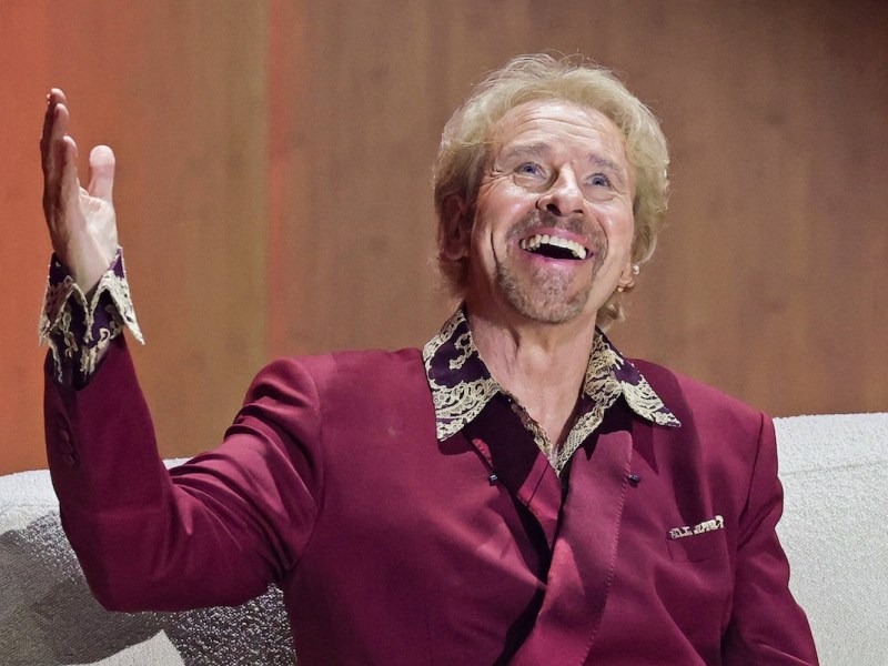 ZDF-Unterhaltungsshow Wetten dass.. - live aus Offenburg Moderator Thomas Gottschalk anl‰sslich der ZDF-Unterhaltungsshow Wetten dass.. vom 25.11.2023. Live-‹bertragung aus der Baden-Arena Offenburg, Baden-W¸rttemberg, Deutschland. *** ZDF entertainment show Wetten dass live from Offenburg Presenter Thomas Gottschalk on the occasion of the ZDF entertainment show Wetten dass from 25 11 2023 Live broadcast from the Baden Arena Offenburg, Baden W¸rttemberg, Germany