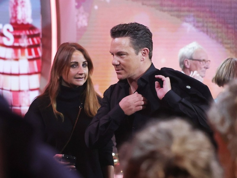 ZDF Spendengala Die schˆnsten Weihnachts-Hits mit Carmen Nebel Stefan Mross mit Freundin Eva Luginger im Anschluss an die ZDF Spendengala Die schˆnsten Weihnachts-Hits mit Carmen Nebel. Live-Spendengala vom 07.12.2023 zu Gunsten von Misereor und Brot f¸r die Welt. Bavaria Studios, M¸nchen. Bayern, Deutschland. *** ZDF Spendengala Die schˆnsten Weihnachts Hits mit Carmen Nebel Stefan Mross with girlfriend Eva Luginger following the ZDF Spendengala Die schˆnsten Weihnachts Hits mit Carmen Nebel Live Spendengala from 07 12 2023 in favor of Misereor and Brot f¸r die Welt Bavaria Studios, Munich Bavaria, Germany