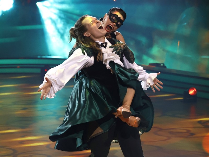 Gabriel Kelly mit Anastasia Stan in der sechsten Live-Show der 17. Staffel der RTL-Tanzshow Let s Dance im MMC Coloneum. Kˆln, 12.04.2024 *** Gabriel Kelly with Anastasia Stan in the sixth live show of the 17th season of the RTL dance show Let s Dance at the MMC Coloneum Cologne, 12 04 2024 Foto:xT.xSchrˆerx/xFuturexImagex letsdance1204_4568