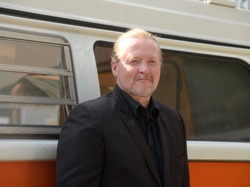 Hamburg der 13.08.2020 Joey Kelly, bekannt als Musiker der Band The Kelly Family und Extremsportler bereist mit einem T2 Bulli Baujahr 1972 die ehemalige innerdeutsche Grenze. Gemeinsam mit seinem Sohn Luke wird er 1400 Kilometer das sogenannte Gr¸ne Band laufend zur¸cklegen und 150 Naturschutzgebiete, im ehemaligen Todesstreifen, durchqueren. Heute gab es einen Pressetermin bei Mobilit‰tspartner Elbtor. Bildinfo: Joey Kelly mit dem VW T2 Bulli der ihn auf der Routen entlang Das Gr¸ne Band begleiten wird. Joey Kelly bereist die ehemalige innerdeutsche Grenze, Hamburg-Altona Hamburg Deutschland *** Hamburg the 13 08 2020 Joey Kelly, known as the musician of the band The Kelly Family and extreme sportsman travels with a T2 Bulli bu