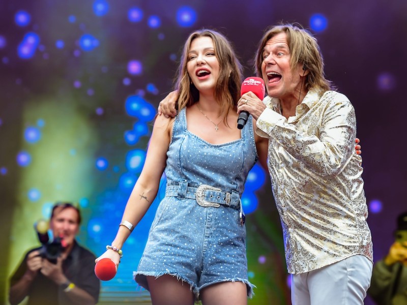 Entertainment Bilder des Tages Entertainment Musik, SchlagerHammer in Oranienburg 06.07.2024, xdanx, Entertainment Musik, SchlagerHammer in Oranienburg v.l. Der SchlagerHammer – die groﬂe Schlager Radio-Sommerparty in Oranienburg. Am Samstag den 06. Juli 2024 steht der Schlosspark ganz im Zeichen des Schlagers. Im Bild: Juergen Drews, Joelina Drews gemeinsam auf der Buehne Oranienburg Orangerie im Schlosspark Brandenburg Deutschland DE *** Entertainment music, SchlagerHammer in Oranienburg 06 07 2024, xdanx, Entertainment music, SchlagerHammer in Oranienburg v l The SchlagerHammer – the big Schlager radio summer party in Oranienburg On Saturday, July 06, 2024, the Schlosspark will be all about Schlager In the picture Juergen Drews, Joelina Drews together on stage Oran Copyright: xDanielxLakomskix