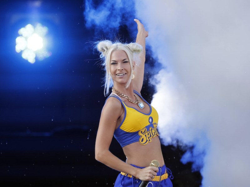 S‰ngerin Isi Gl¸ck Isabel Buder-G¸lck bei ihrem Auftritt bei dem Festival Inselfieber - Die grˆﬂte Mallorca-Party aller Zeiten - ein Event der Pro-Event Entertainment GmbH - im Auﬂenareal der Rudolf Weber-Arena. Oberhausen, 02.09.2023 NRW Deutschland *** Singer Isi Gl¸ck Isabel Buder G¸lck during her performance at the festival Inselfieber Die grˆﬂte Mallorca Party aller Zeiten an event of Pro Event Entertainment GmbH in the outdoor area of the Rudolf Weber Arena Oberhausen, 02 09 2023 NRW Germany Copyright: xChristophxHardtx