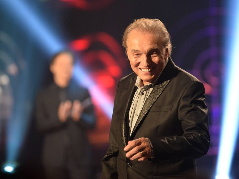 Czech pop singer Karel Gott, 76, won the Czech Nightingale pop music contest in Prague, Czech Republic, November 28, 2015. This year it is for the 40th time in his career. He participated in the awarding ceremony shortly as he is being treated for a lymph node malignant tumorous disease. (CTKxPhoto/KaterinaxSulova) CTKPhotoP201511280692101 PUBLICATIONxINxGERxSUIxAUTxONLY SUK_2540 Czech Pop Singer Karel God 76 Won The Czech NIGHTINGALE Pop Music Contest in Prague Czech Republic November 28 2015 This Year IT IS for The 40th Time in His Career he participated in The awarding Ceremony shortly As he IS Being treated for a lymph node malignant tumorous Disease CTKxPhoto KaterinaxSulova PUBLICATIONxINxGERxSUIxAUTxONLY SUK_2540