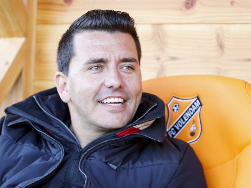 VOLENDAM , 29-10-2023 , Kras Stadion , Dutch Eredivisie football , season 2023 / 2024, match between Volendam and Excelsior , Jan Smit on the bench before the start of the match Volendam - Excelsior PUBLICATIONxNOTxINxNED x22949322x Copyright: