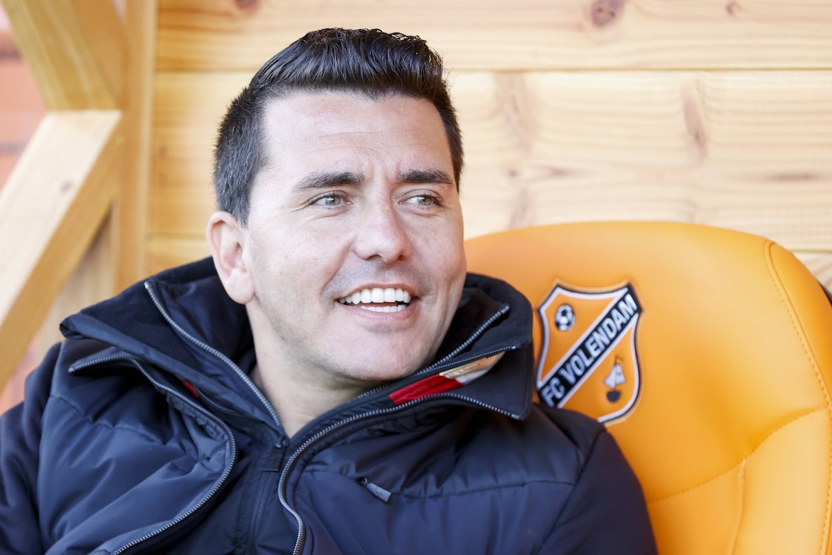 VOLENDAM , 29-10-2023 , Kras Stadion , Dutch Eredivisie football , season 2023 / 2024, match between Volendam and Excelsior , Jan Smit on the bench before the start of the match Volendam - Excelsior PUBLICATIONxNOTxINxNED x22949322x Copyright: