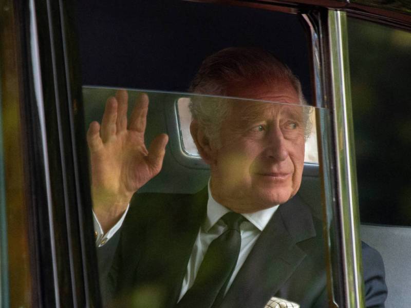 König Charles im Auto