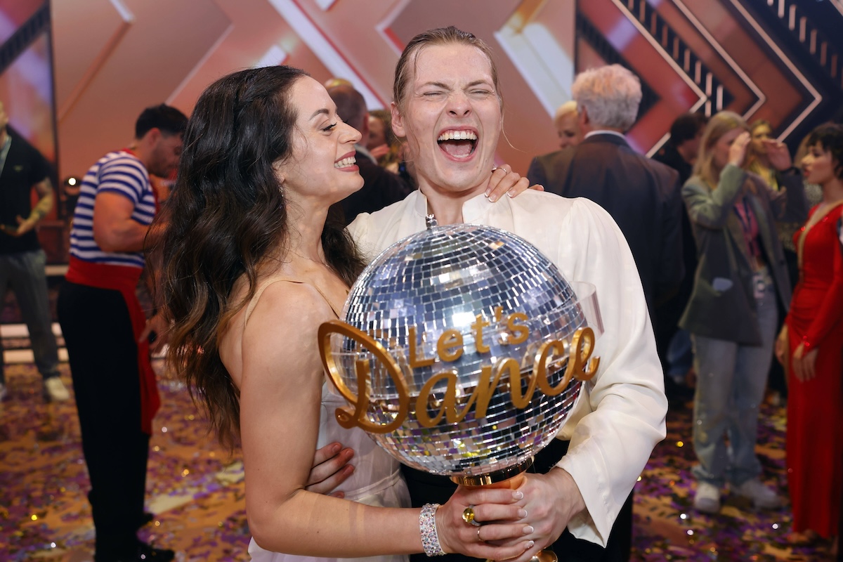 Sâ€°nger Gabriel Kelly und Tâ€°nzerin Malika Dzumaev haben im Finale der 17. Staffel der RTL-Tanzshow Let s Dance im Coloneum gewonnen und posieren mit dem Pokal als Trâ€°ger des Titel Dancing Star 2024 . KË†ln, 24.05.2024 NRW Deutschland *** Singer Gabriel Kelly and dancer Malika Dzumaev won the final of the 17th season of the RTL dance show Let s Dance in the Coloneum and pose with the trophy as holders of the title Dancing Star 2024 Cologne, 24 05 2024 NRW Germany Copyright: xChristophxHardtx