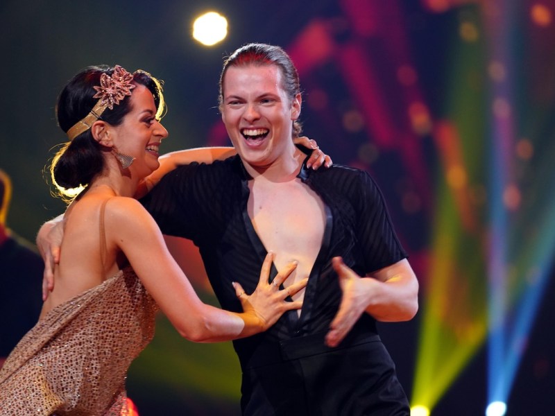 Gabriel Kelly und Malika Dzumaev mit ihrem 
