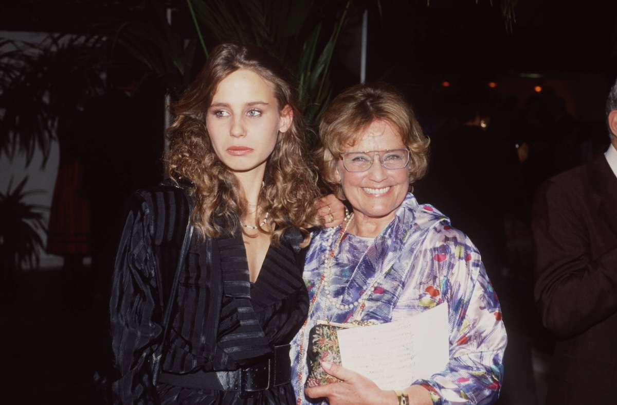 Bildnummer: 56674658 Datum: 01.07.1987 Copyright: imago/teutopress Maria Schell (re.) mit ihrer Tochter Marie-Theres Relin 07/87 rag Frau Schauspielerin Schauspiel Theater TV Fernsehen Film dunkelhaarig Locken Schmuck Kette Perlen leger festlich stehend Saal Halle dunkel halb quer angelehnt umarmend Menschen People 02 xmk x0x 1987 quer 56674658 Date 01 07 1987 Copyright Imago teutopress Mary Schell right with their Daughter Marie Theres Relin 07 87 RAG Woman Actress Acting Theatre TV Television Film dark haired lure Jewellery Chain Pearls casual festive standing Room Hall dark half horizontal relationship embracing People Celebrities 02 xmk x0x 1987 horizontal