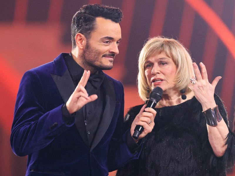 Giovanni Zarrella pr‰sentiert: 50 Jahre Roland Kaiser Giovanni Zarrella und Mary Roos. Samstags-Show Giovanni Zarrella pr‰sentiert: 50 Jahre Roland Kaiser. TV-Aufzeichnung vom 16.12.2023 in der Baden-Arena, Messe Offenburg-Ortenau. Baden-W¸rttemberg, Deutschland. Ausstrahlung der Sendung am 24.02.2024 im ZDF. *** Giovanni Zarrella presents 50 years of Roland Kaiser Giovanni Zarrella and Mary Roos Saturday show Giovanni Zarrella presents 50 years of Roland Kaiser TV recording from 16 12 2023 in the Baden Arena, Messe Offenburg Ortenau Baden W¸rttemberg, Germany Broadcast on 24 02 2024 on ZDF
