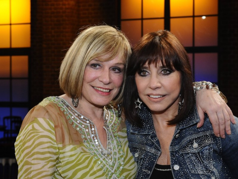 Die S‰ngerinnen Mary Roos (l-r) und ihre 5 jahre j¸ngere Schwester Tina York zu Gast in der WDR Talkshow Kˆlner Treff am 25.11.2011 in Kˆln *** The singers Mary Roos l r and 5 years younger sister Tina York to guest in the WDR talk show Kˆlner treff on 25 11 2011 in Cologne