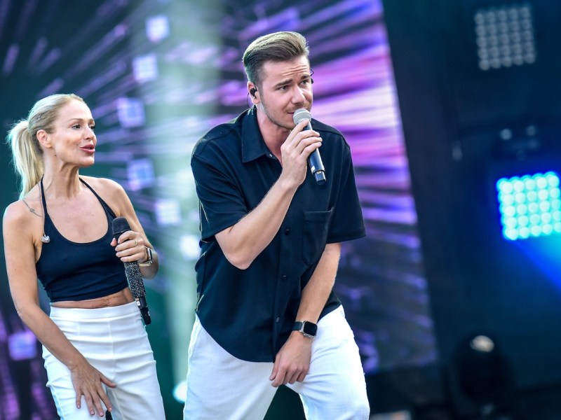 06.07.2024, xlakx, Entertainment Musik, SchlagerHammer in Oranienburg emspor, v.l. Saengerin Michelle buergerl.anja Gisela Hewer und Saenger Eric Philippi tritt bei der Sommerparty vom Schlager Radio √áSchlagerHammer√à in der Orangerie Oranienburg auf. Oranienburg *** 06 07 2024, xlakx, Entertainment Music, SchlagerHammer in Oranienburg emspor, f l singer Michelle buergerl anja Gisela Hewer and singer Eric Philippi perform at the summer party of Schlager Radio √áSchlagerHammer√à in the Orangerie Oranienburg Oranienburg Daniel Lakomski