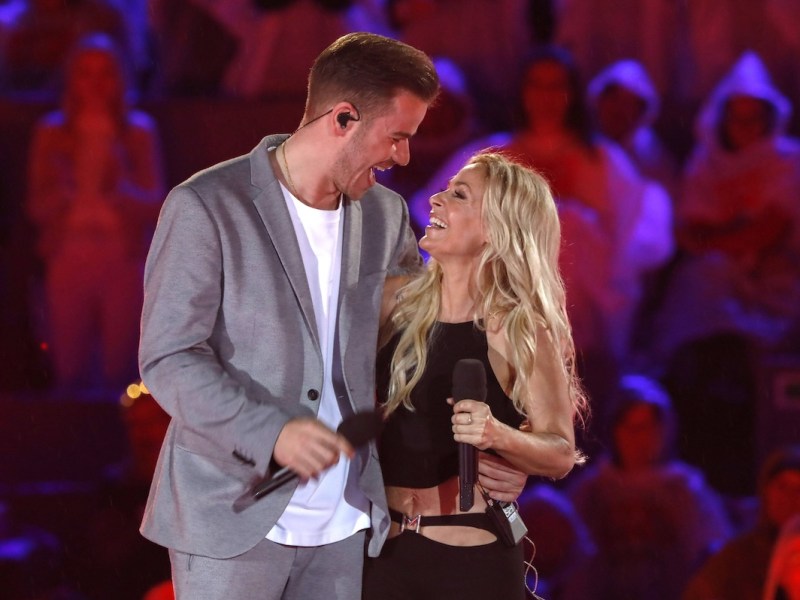 Eric Philippi und Michelle in der TV-Show Schlagerbooom Open Air - Die Stadionshow in ÷sterreich live aus dem Stadion Kitzb¸hel. Kitzb¸hel, 08.06.2024 *** Eric Philippi and Michelle in the TV show Schlagerbooom Open Air Die Stadionshow in Austria live from the Kitzb¸hel stadium Kitzb¸hel, 08 06 2024 Foto:xR.xSchmiegeltx/xFuturexImagex schlagerboom_4777