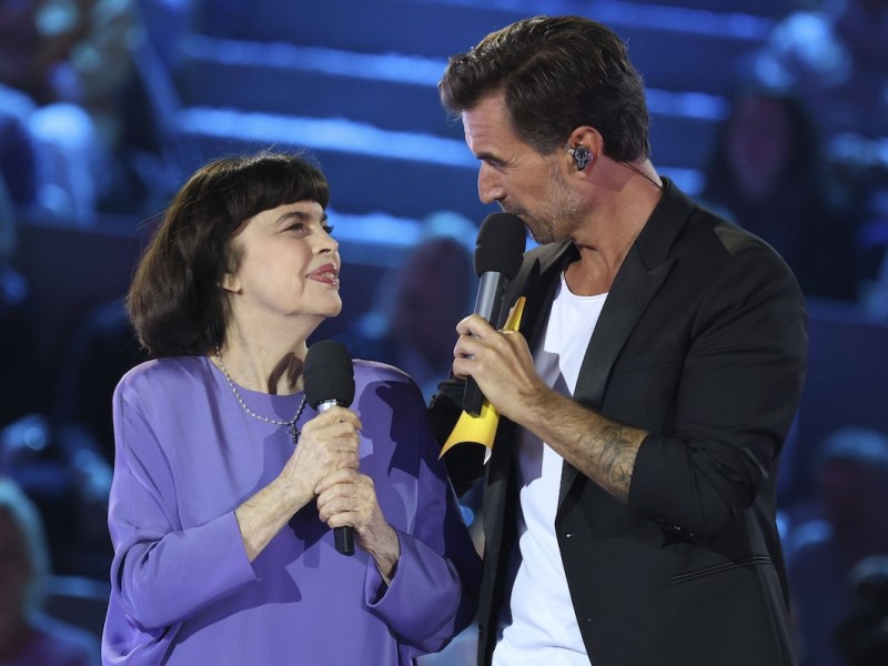 Mireille Mathieu und Florian Silbereisen in der ARD/ORF TV-Show Schlagerbooom Open Air - Die Stadionshow in √ñsterreich live aus dem Stadion. Kitzb√ºhel, 01.07.2023 *** Mireille Mathieu and Florian Silbereisen in the ARD ORF TV show Schlagerbooom Open Air The stadium show in Austria live from the stadium Kitzb√ºhel, 01 07 2023 Foto:xB.xDummerx/xFuturexImage