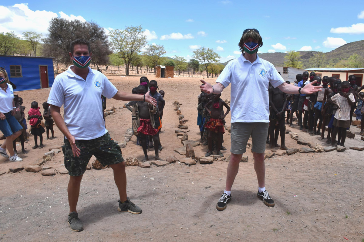 Peter Wackel & Mickie Krause bei einer Schuleröffnung in Namibia