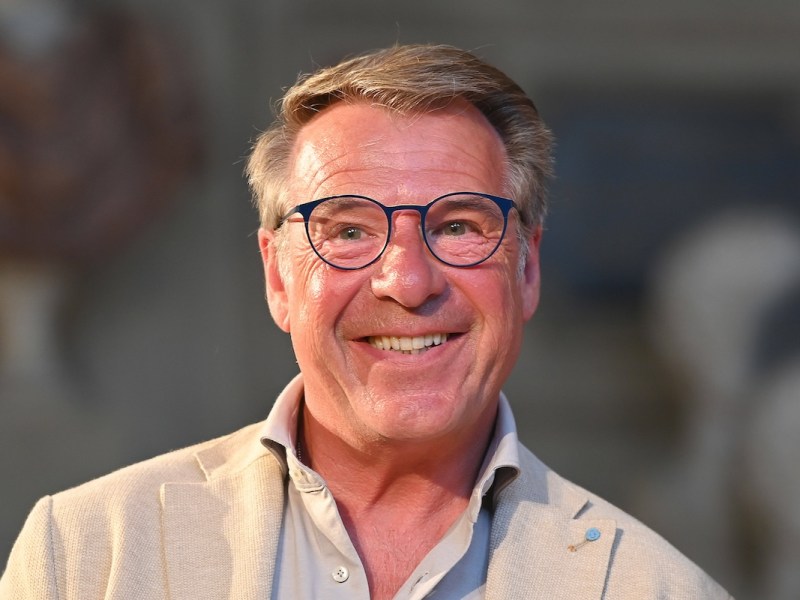 Patrick LINDNER Saenger,Schauspieler, Einzelbild,angeschnittenes Einzelmotiv,Portraet,Portrait,Portr‰t. Verleihung Bayerischer Verdienstorden im Antiquariat der Residenz in Muenchen am 10.07.2024 *** Patrick LINDNER Saenger, actor, single picture, cropped single motif, portrait, portrait, portrait award Bavarian Order of Merit in the Antiquariat of the Residence in Munich on 10 07 2024